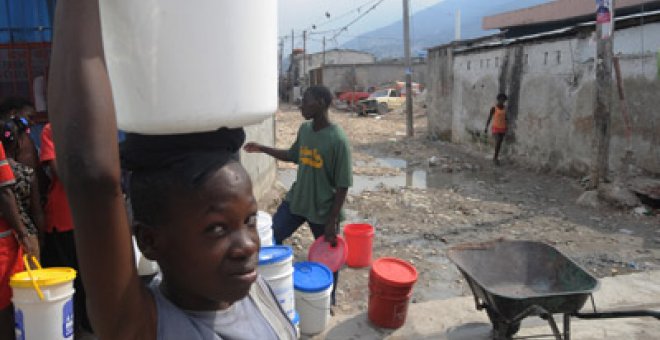 Haití sigue bajo los escombros un año después