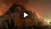 Un incendio destruye una gran superficie comercial en Madrid