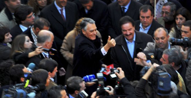 Cavaco Silva usa la crisis para ganar en Portugal