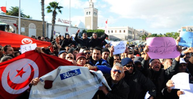 En Túnez ahora se manifiesta hasta la policía