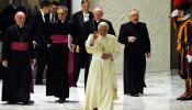 El papa pide a la Iglesia más seriedad para celebrar y anular matrimonios