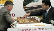 Un jubilado hace tablas con Anand