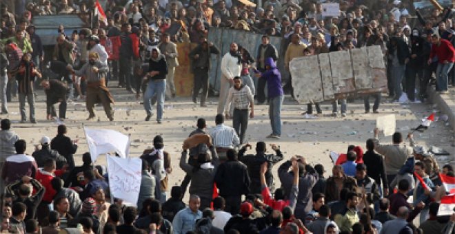 Los seguidores de Mubarak vuelven a cargar en la plaza Tahrir
