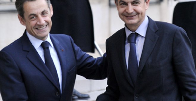 Sarkozy rinde "homenaje" a la valentía de Zapatero