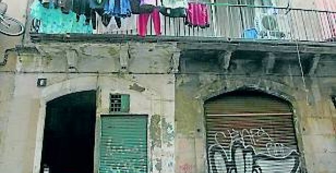 Barcelona obliga a reformar los pisos del Raval