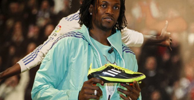 El doble sacrificio de Adebayor