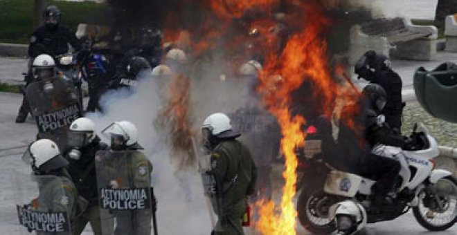 La huelga general en Grecia enfrenta a la policía con los manifestantes
