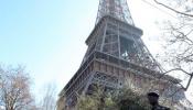 Evacuan la Torre Eiffel por un paquete sospechoso