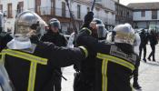 Bomberos y antidisturbios, a tortazos