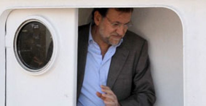 El BNG lleva al Parlamento gallego la foto de Rajoy en un barco de narcos
