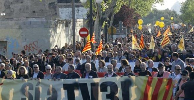 Miles de valencianos, contra el cierre de TV3