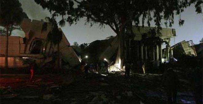 La OTAN destruye un edificio de la residencia de Gadafi