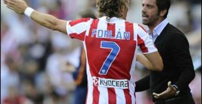 50 minutos de bronca entre Quique y Forlán