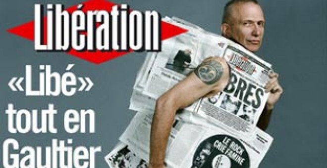 La redacción de 'Libération' posa con trajes de papel de Jean Paul Gaultier