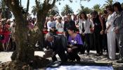 Saramago descansa junto a un olivo un año después de su muerte