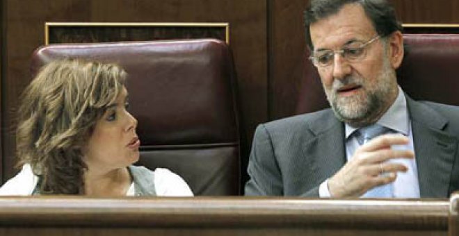 Rajoy llega al Congreso una hora tarde
