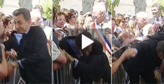 Un hombre trata de tirar al suelo a Sarkozy