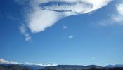 Las estelas de los aviones agujerean las nubes