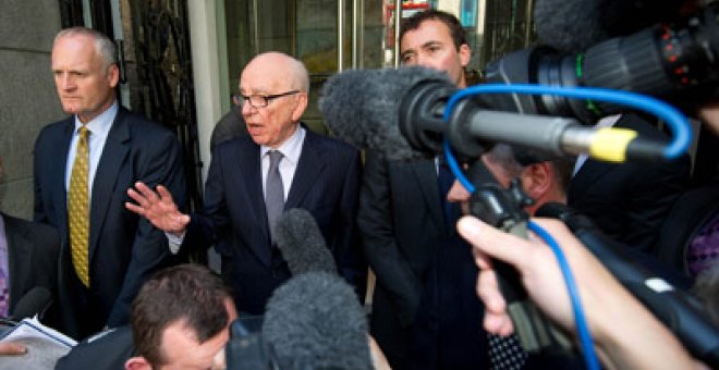 Murdoch sacrifica a Rebekah Brooks y pide disculpas