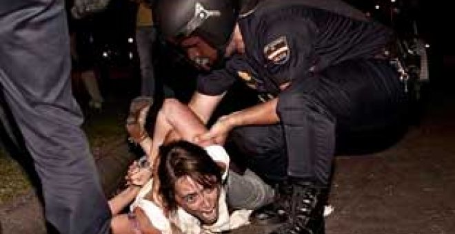 Las cargas policiales contra los indignados dejan 20 heridos leves