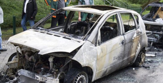 Arden 12 coches en la octava noche de altercados en Berlín