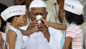 Hazare rompe su ayuno tras ganar el pulso al Gobierno indio