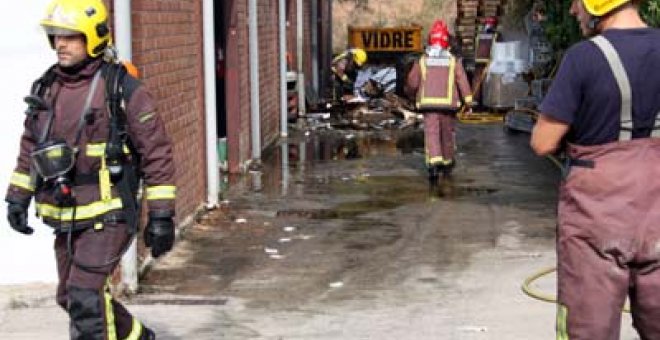 Un hombre quema una fábrica con los trabajadores dentro