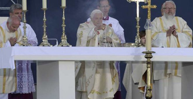 Un hombre dispara con una pistola de aire comprimido en los accesos a misa del papa