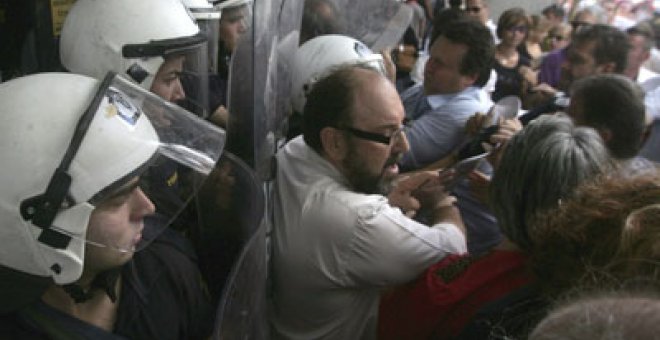 Centenares de manifestantes bloquean varios ministerios griegos