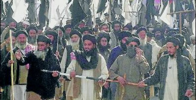 Pakistán acepta la ley islámica talibán para pacificar Swat