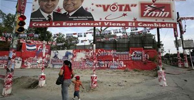 Los salvadoreños celebran elecciones en una atmósfera de crisis