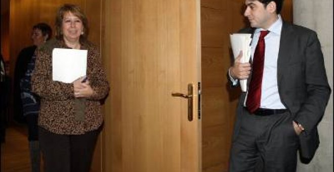 PSOE e IU extienden a Aguirre la sospecha del espionaje