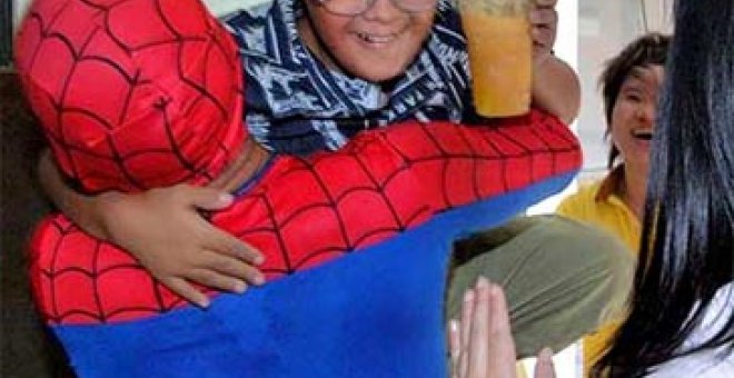 Un bombero se viste de Spiderman para rescatar a un niño autista en Tailandia