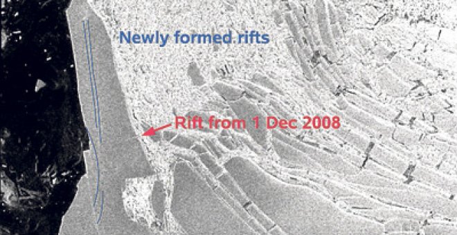 Una isla de hielo se separa de la Antártida