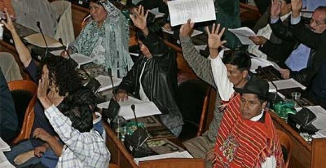 Morales consigue que se apruebe la ley electoral que aumenta la representación política de los indígenas