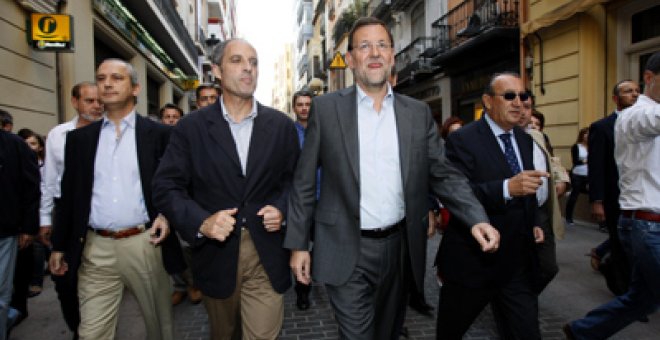 Rajoy, de paseo con los imputados Camps y Fabra