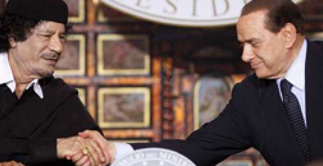 Gadafi le regala a Berlusconi el anillo de oro que llevaba puesto