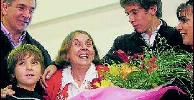 La disidente cubana Hilda Molina llega a Buenos Aires