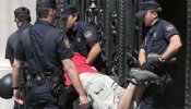 La Policía detiene a 52 personas en la ocupación del Casino de Madrid