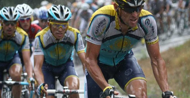 Contador acaricia el maillot amarillo del Tour de Francia