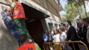 Barcelona ya retira placas franquistas de sus edificios