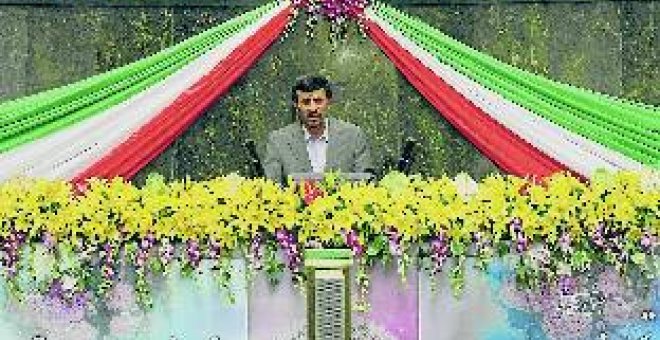 Ahmadineyad asume el poder en un Irán dividido