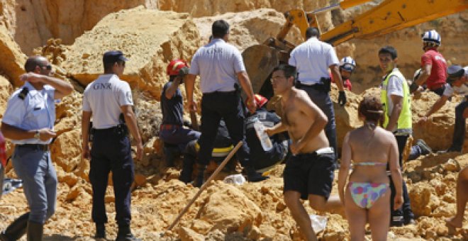 Cinco muertos tras un derrumbe de rocas en una playa de Portugal