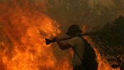 Grecia vive su tercera noche asediada por las llamas