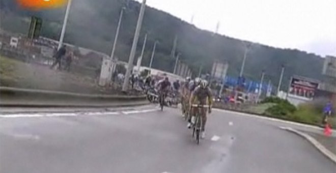 Espectacular caída masiva en la tercera etapa de la Vuelta