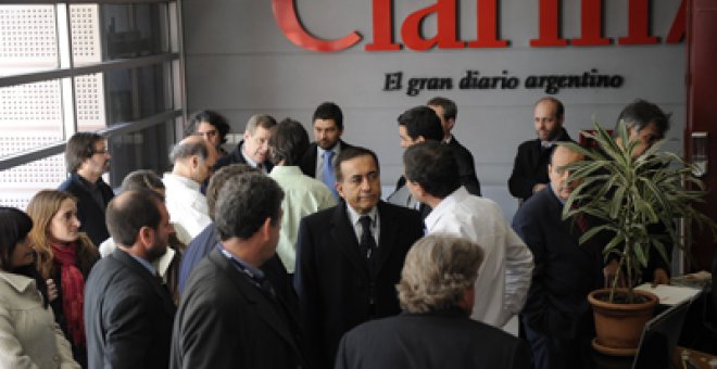 Los Kirchner niegan estar detrás de la invasión del diario 'Clarín'