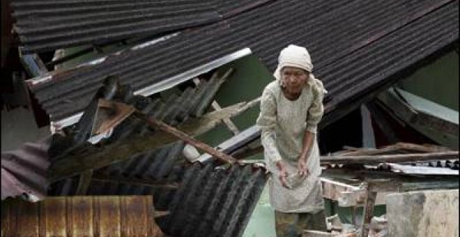 La lluvia multiplica el riesgo de epidemias en Sumatra