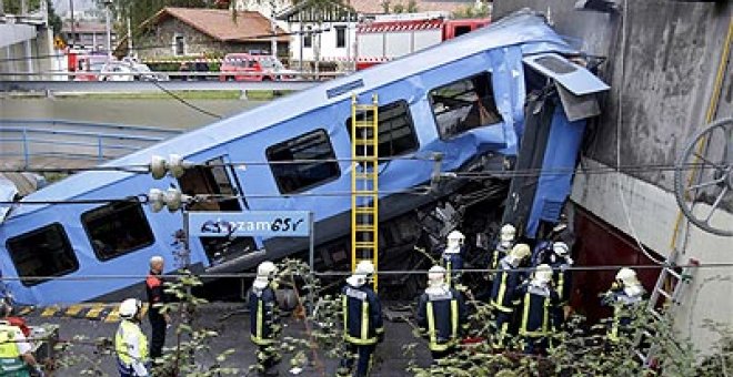 Un muerto y tres heridos tras descarrilar un tren en Vizcaya