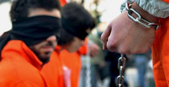 Presos en 'tarros' a 60 grados y niños y mujeres confinados en salas de torturas