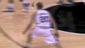 Ginobili atrapa un murciélago con la mano en medio de un partido